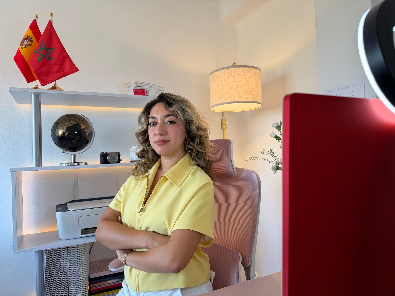 Khaoula accompagne les étudiants dans leur projet en Espagne